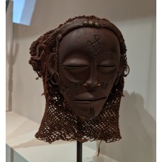 Mwana pwo mask, cross on the forehead